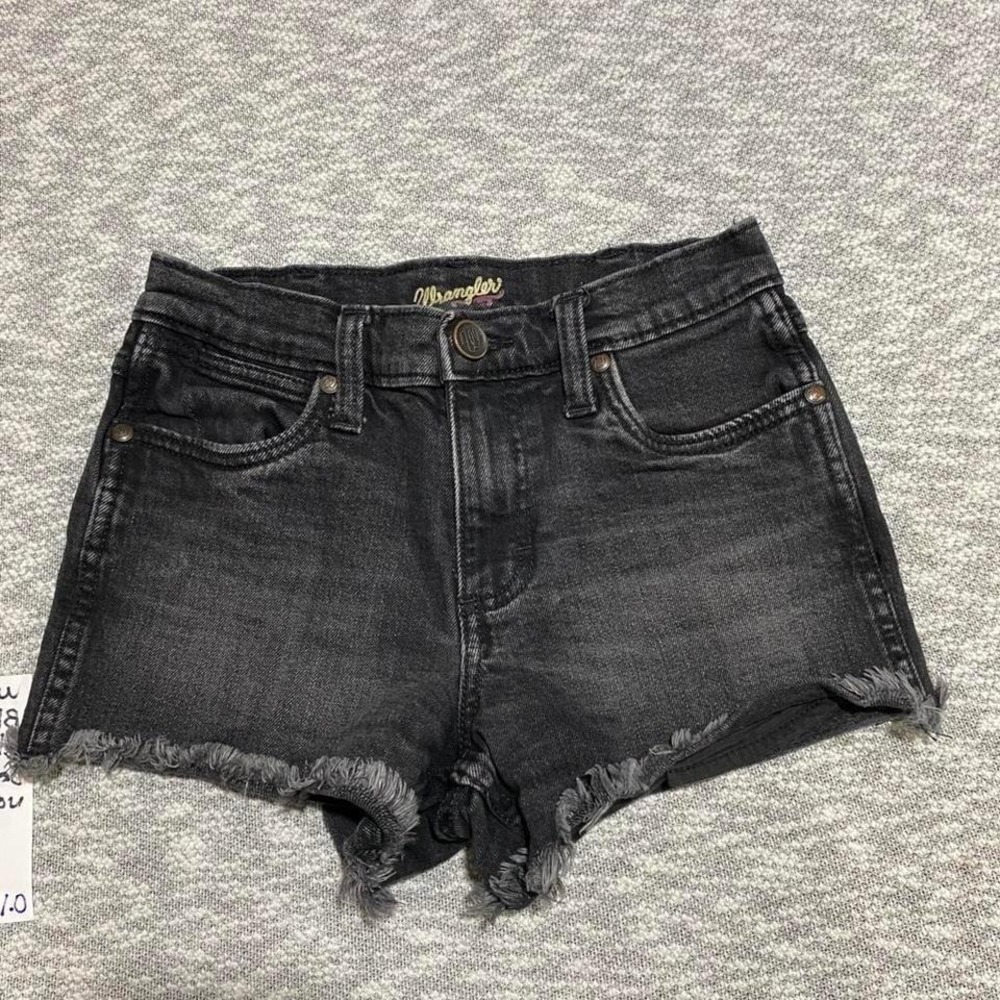 Wrangler black wash denim shorts no tag size best fits a Small. SKU-A430